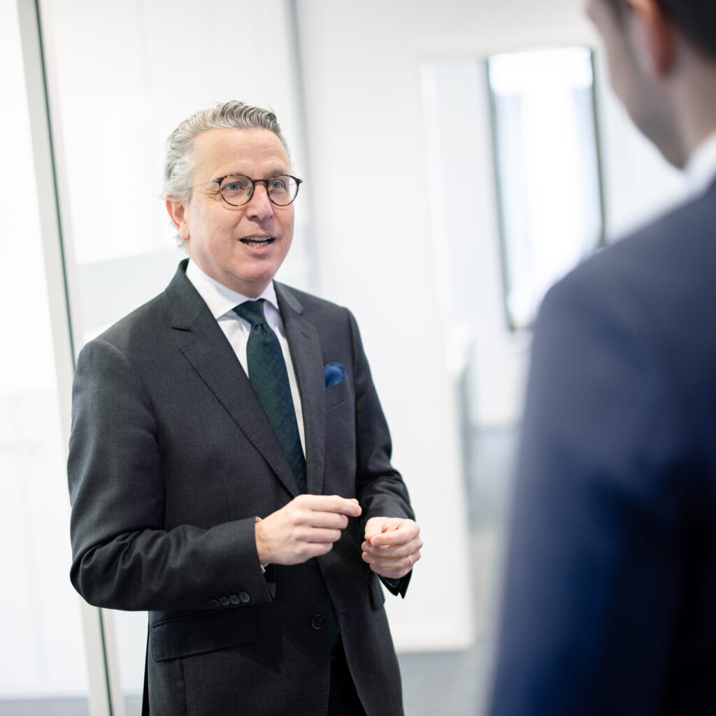 Im Gespräch zeigt unser Experte für den Bausektor Dr. Constantin Greiner auf, worauf sich Bauunternehmen jetzt strategisch fokussieren sollten.